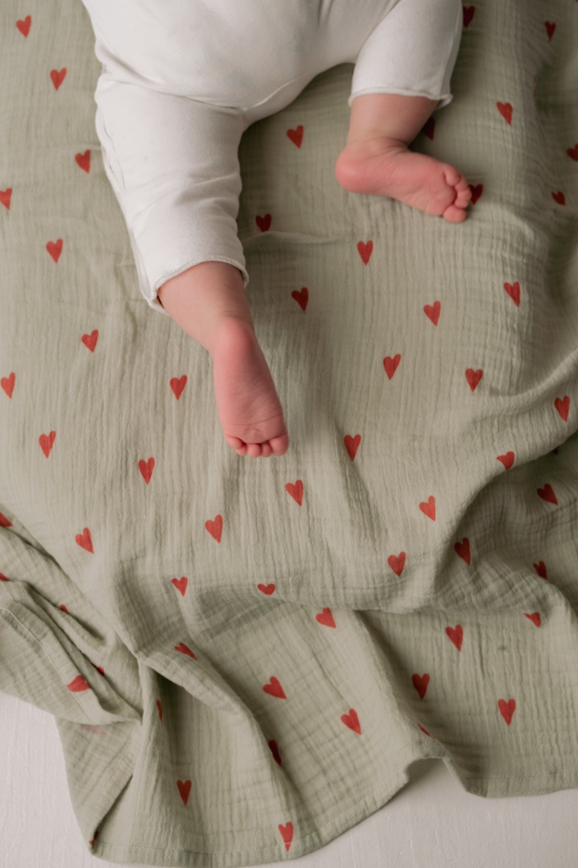 Pearls and Swines Studio Noos - Swaddle Large - Sage Green Hearts - Pearls & Swines