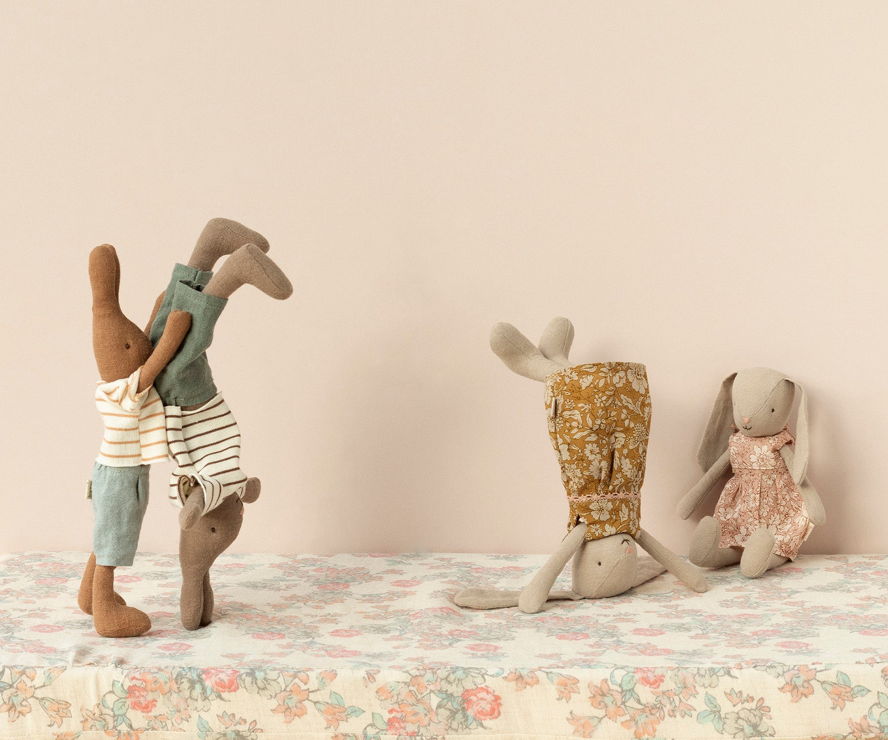 Maileg Maileg - Rabbit Size 1 - Chocolate brown - Striped blouse and shorts - Pearls & Swines