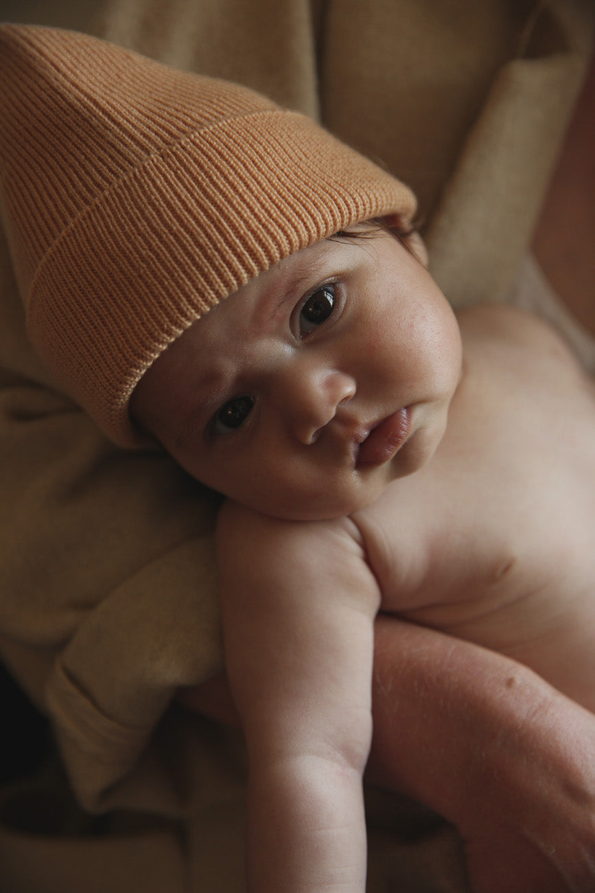 Hvid Hvid - Beanie Fonzie Newborn - Salmon - Pearls & Swines