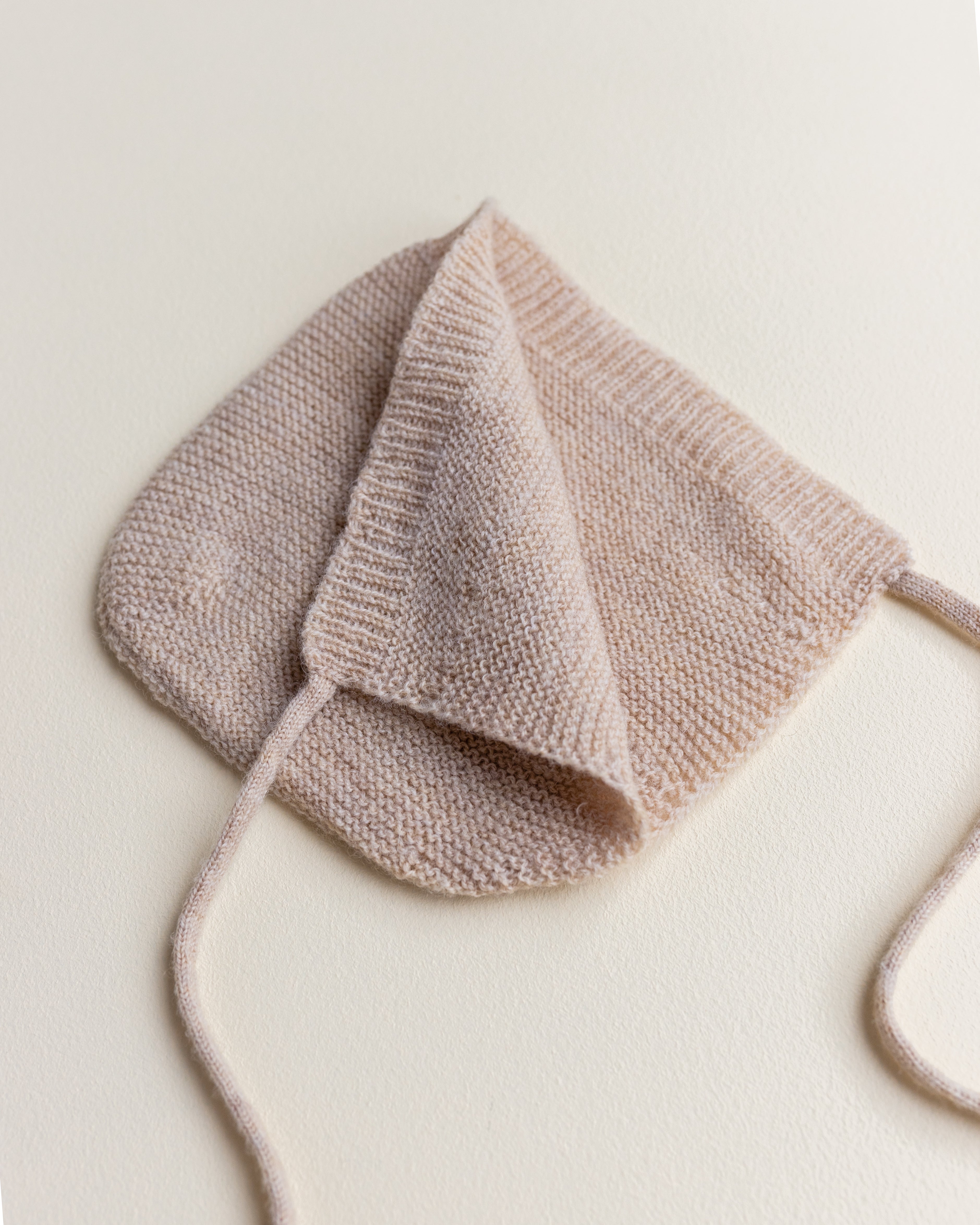 Hvid Hvid - Bonnet Newborn - Sand - Pearls & Swines