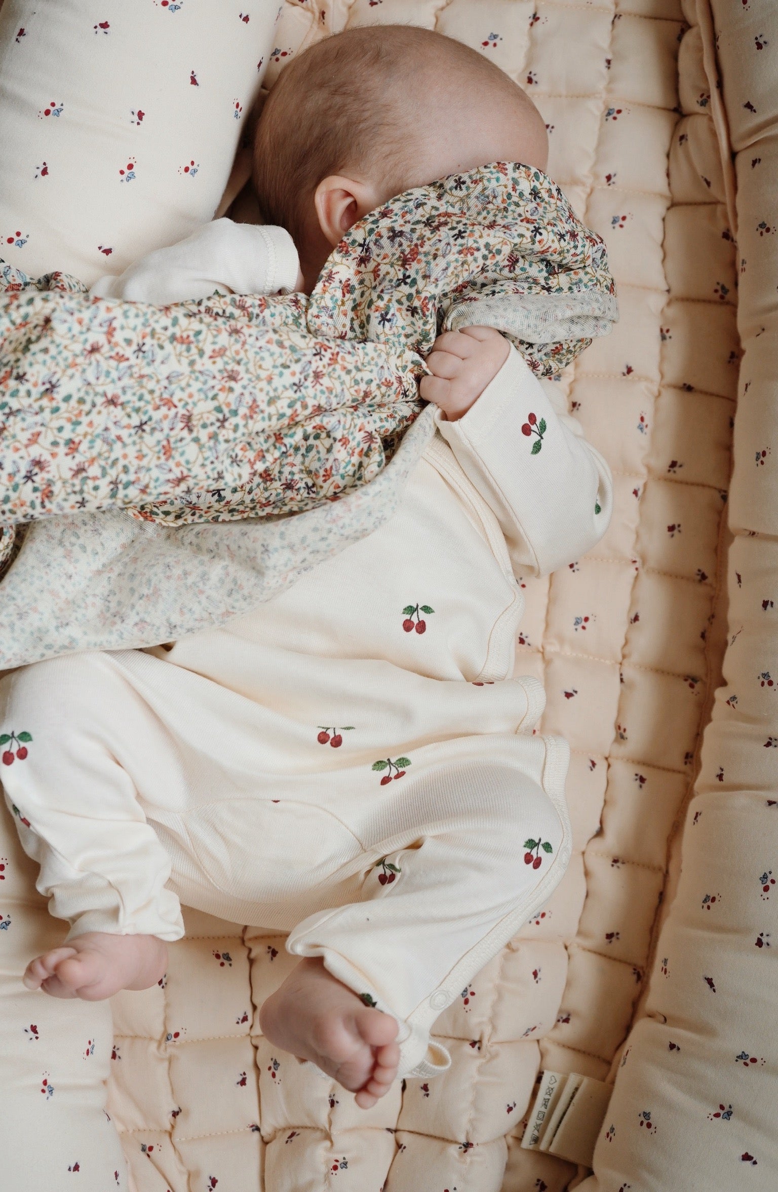 Konges Sløjd Konges Sløjd - Newborn Onesie - Cherry - Pearls & Swines