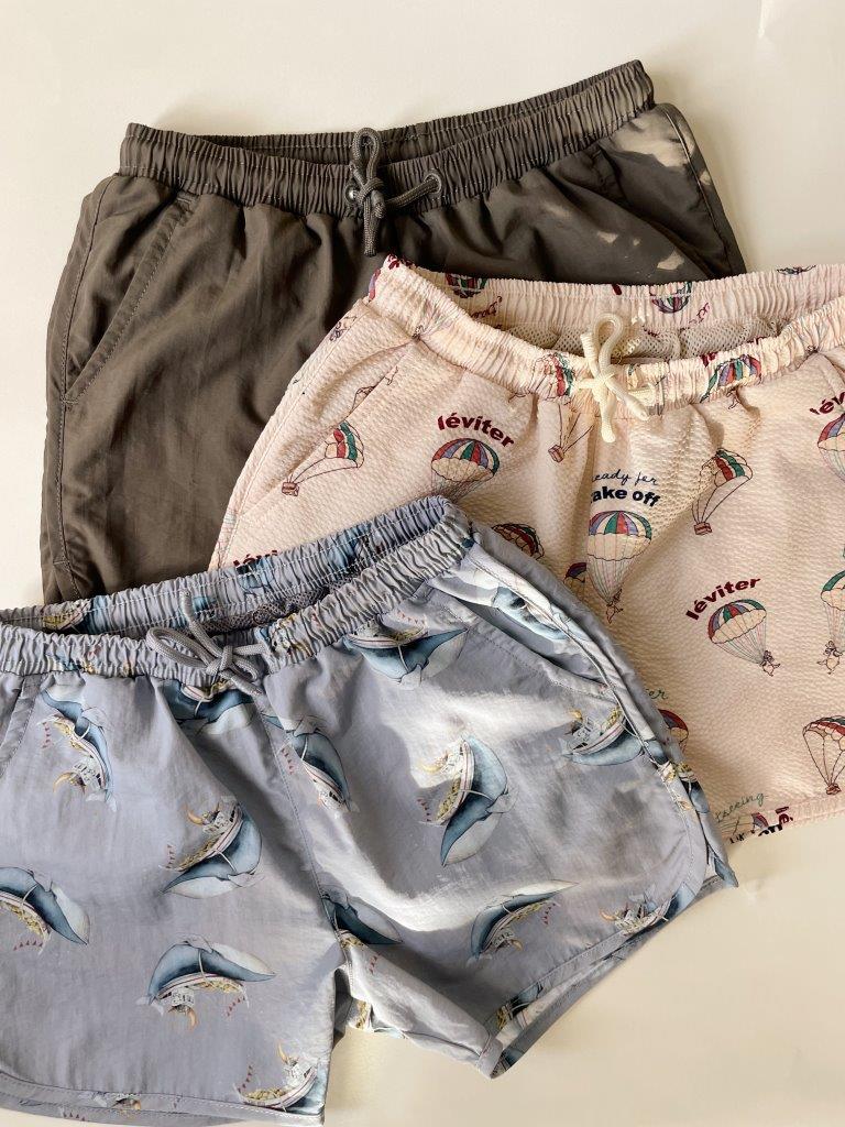 Konges Sløjd Konges Sløjd Asnou Swimshorts - Whale Boat - Pearls & Swines